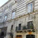 E� arrivato il momento di immergerci nel cuore del centro storico. Entriamo da piazza del Popolo. Sulla nostra sinistra troviamo subito palazzo Pascale-Scarli, costruito tra il 1550 e il 1650 dalla famiglia Pascale diventata ricca grazie ai servizi resi agli Sforza